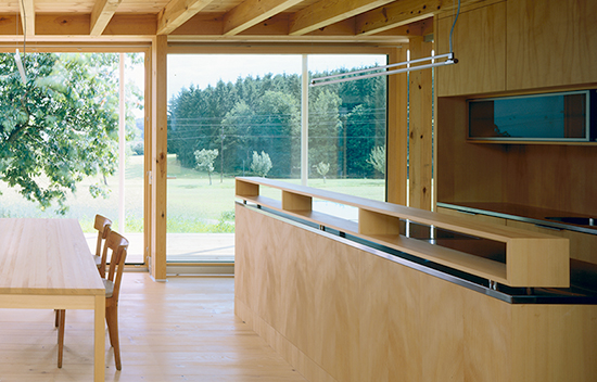 Landhaus Bungalow Holzküche in Holzhaus Einrichtung in Holz vom Tischler